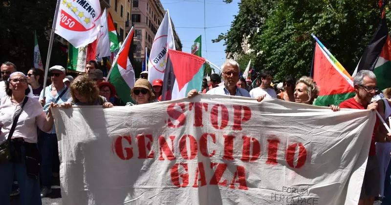 İtalya da yüz binlerce kişi Gazze katliamına karşı sokağa çıktı