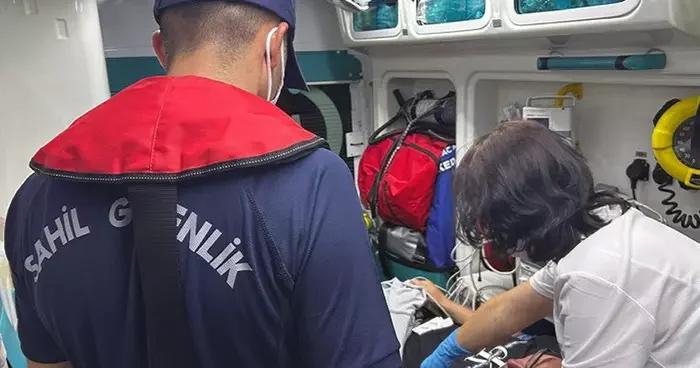 Özel teknede rahatsızlanan vatandaşa tıbbi tahliye