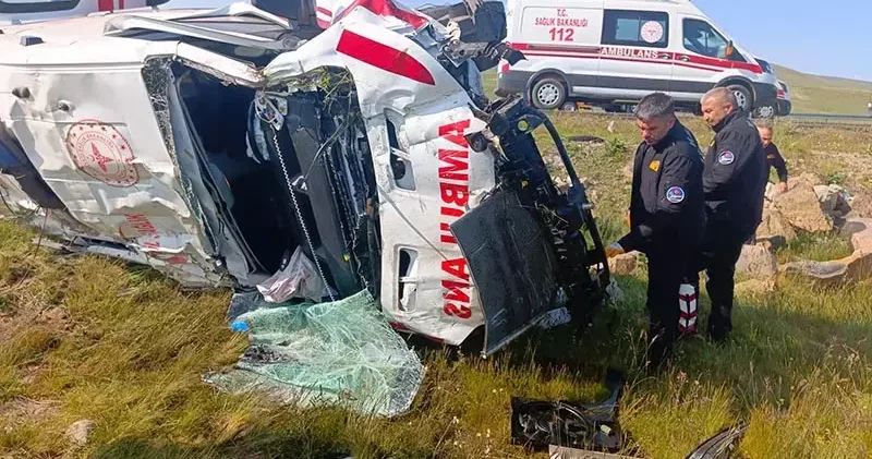 Şarampole devrilen ambulansta 4 sağlıkçı yaralandı