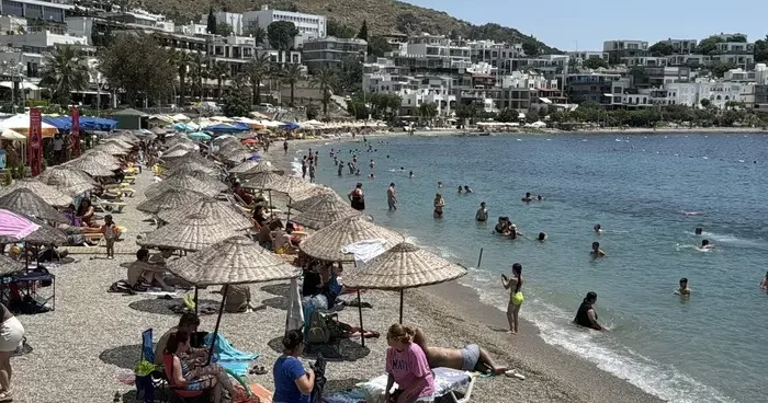 Tatil beldelerinde bayram yoğunluğu böyle görüntülendi! Sahiller dolup taştı