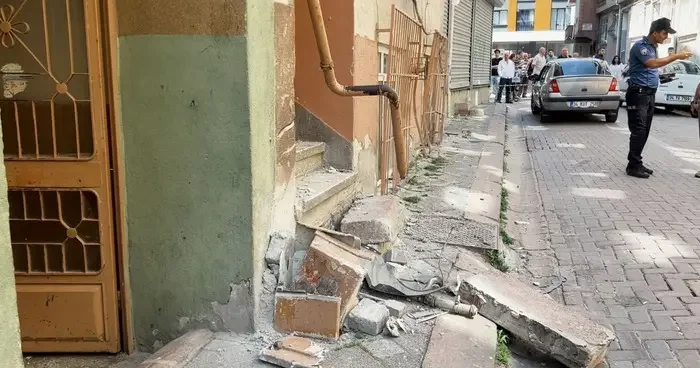 Zeytinburnu nda otomobil doğal gaz kutusuna çarptı, facia ucuz atlatıldı