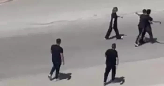 Sokak ortasında eşine saldıran adama, çevredekiler müdahale etti! Karşılaştıkları tavır sonrası tepki kadına döndü... O anlar kamerada