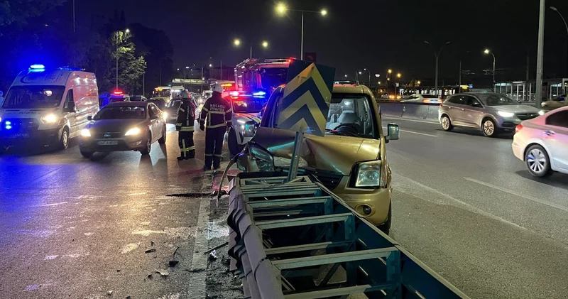 Hafif ticari araç yol ayrımındaki bariyere çarptı; 2 yaralı