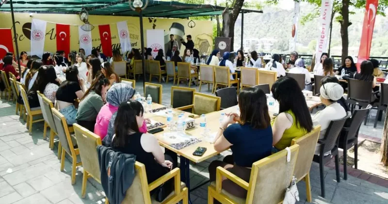 Validen üniversitelilere bayram jesti