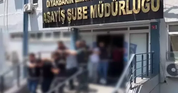 Diyarbakır da aynı aileden 4 kişinin öldüğü bina yangınına ilişkin soruşturma kapsamında gözaltına alınan 5 şüpheli adliyeye çıkarıldı.