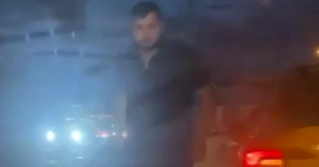Taksi şoförü önünü kestiği otomobile saldırdı VİDEO İZLE