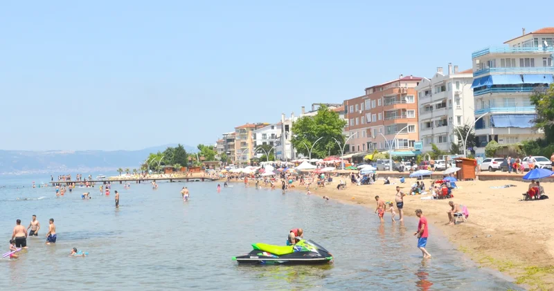 Kocaeli nin mavi bayraklı plajlarında bayram tatili yoğunluğu