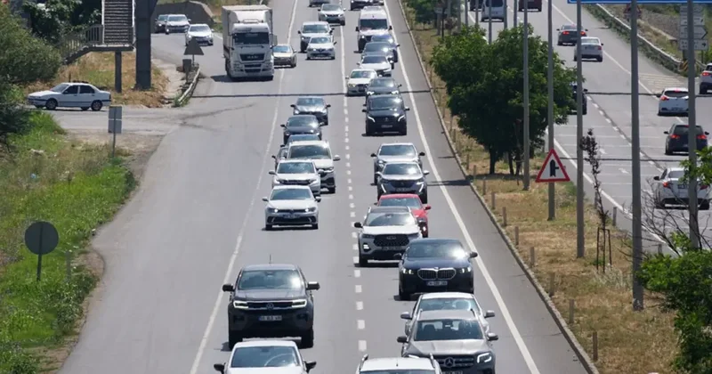 Geri dönüşler başladı: İstanbul girişinde yoğunluk artıyor