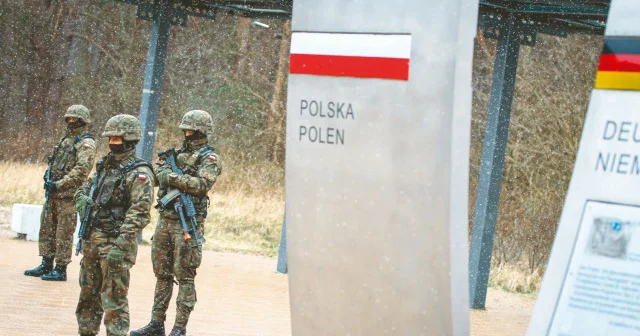 Schengen e bir darbe de Polonya dan: Almanya sınırına asker yolladı Avrupa Haberleri