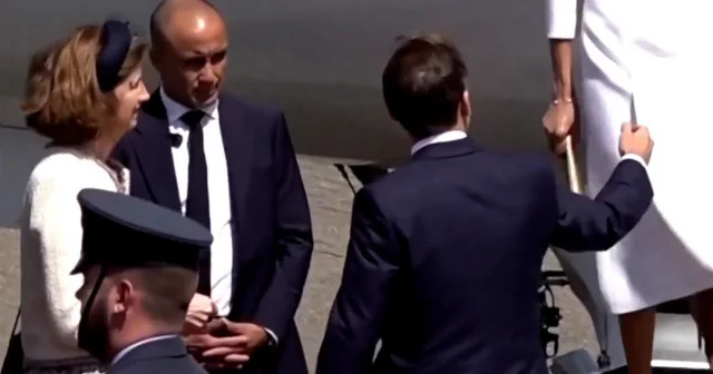 Macron çiftinde soğuk rüzgarlar: Brigitte Macron bu kez de Emmanuel Macron’un elini tutmadı VİDEO İZLE