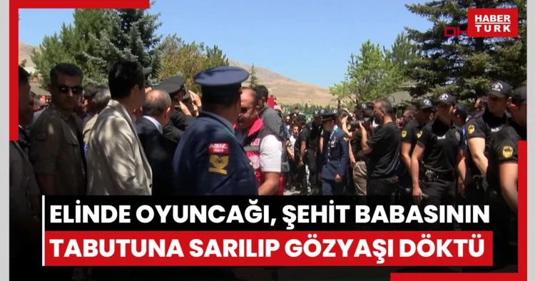 Elinde oyuncağı, şehit babasının tabutuna sarılıp gözyaşı döktü