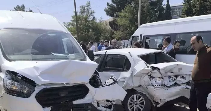 Yer: Mardin! Freni patlayan tır ışıkta bekleyen araçlara çarptı! Çok sayıda yaralı var