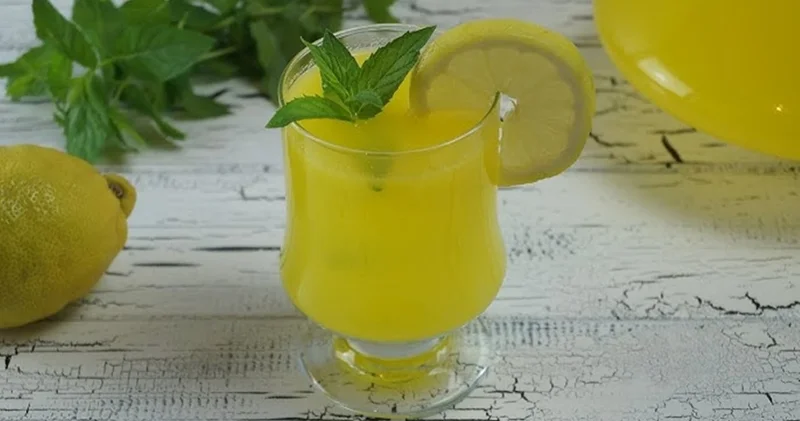 Ev Yapımı Limonata Tarifi: Serinleten Doğallık Bardakta!