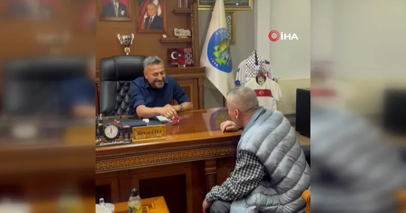 Belediye Başkanı ndan örnek davranış: Harcayamadığını ben harcarım diyerek vatandaşa el uzattı