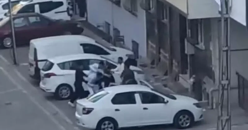 Küfürlü konuşanları uyarınca ortalık karıştı: Tekme tokat birbirine girdiler