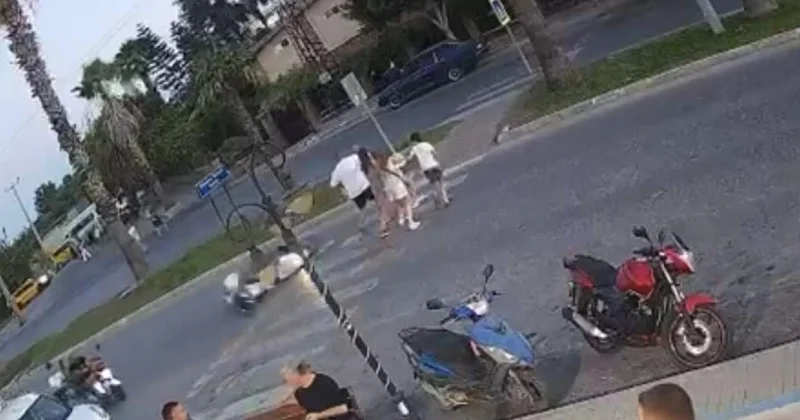 Devrilen motosiklet turistlere çarptı