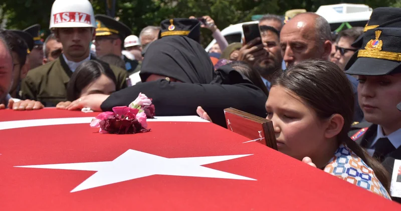 Şehitlere veda! ‘Sana topladım’ deyip babasının tabutuna çiçek bıraktı