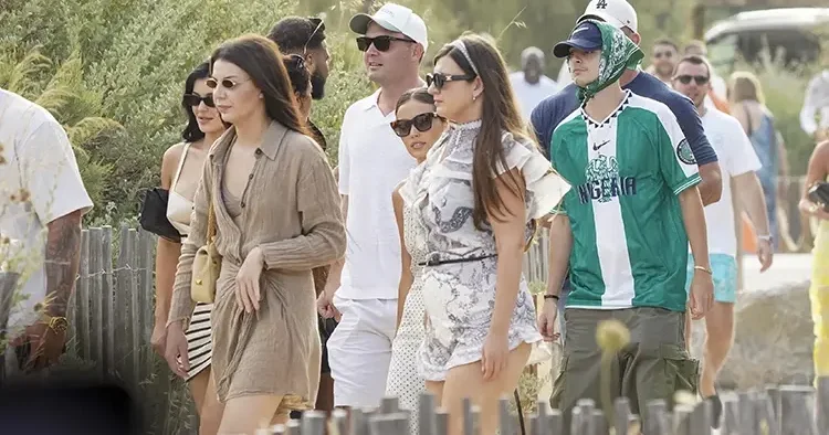 Sevgilisiyle tatile çıktı, tanınmamak için yapmadığı kalmadı… ‘Lütfen saçlarıma bakmayın!’