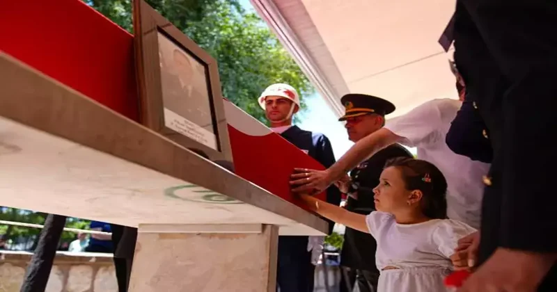 Yürek yakan fotoğraflar... 6 yaşındaki Deniz den şehit babaya son veda!