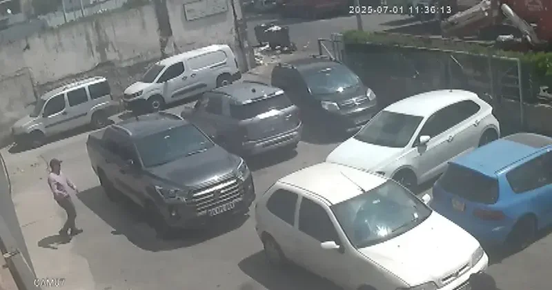 Zeytinburnu nda otomobilin camını kırıp içindeki 1,5 milyonu çalan hırsızlar kamerada