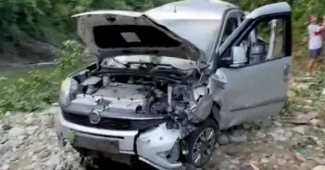 Rize de kontrolden çıkan hafif ticari araç dereye uçtu VİDEO İZLE