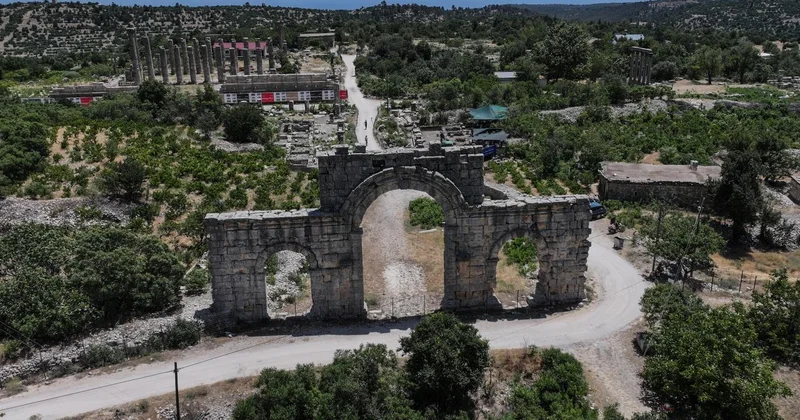 Uzuncaburç Antik Kenti nde 1600 yıllık olduğu değerlendirilen terazi seti bulundu