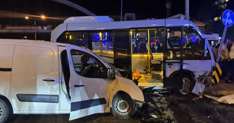 Minibüs ve ticari araç çarpıştı: 10 yaralı
