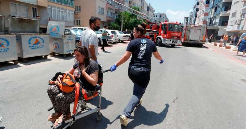 Antalya da yangın: 7 si çocuk 10 kişi dumandan etkilendi, felaketin eşiğinden dönüldü