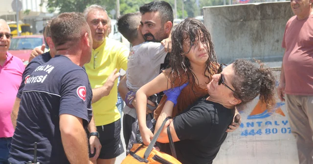 4 katlı apartmanda yangın paniği; mahsur kalan 7 si çocuk 10 kişi kurtarıldı Antalya Haberleri