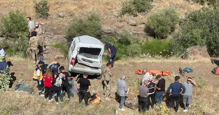 Elazığ da şarampole devrilen hafif ticari aracın sürücüsü öldü