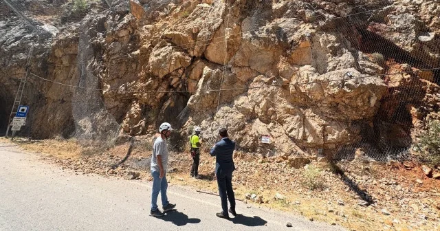 Taşyolu, kaya düşmesi nedeniyle kısa süreli ulaşıma kapandı Aktüel Haberleri