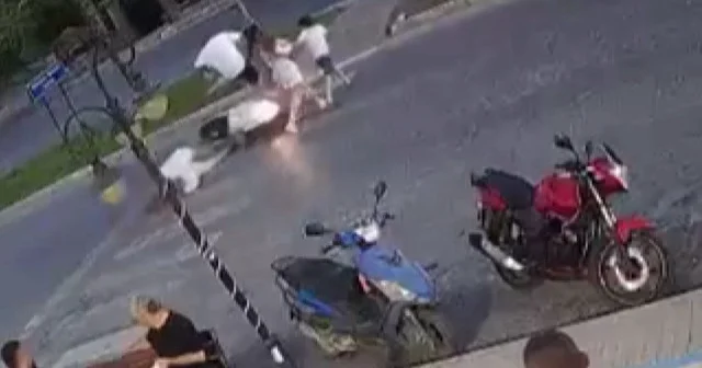 Kayarak gelen motosiklet yaya geçidindeki turistleri yere serdi VİDEO İZLE
