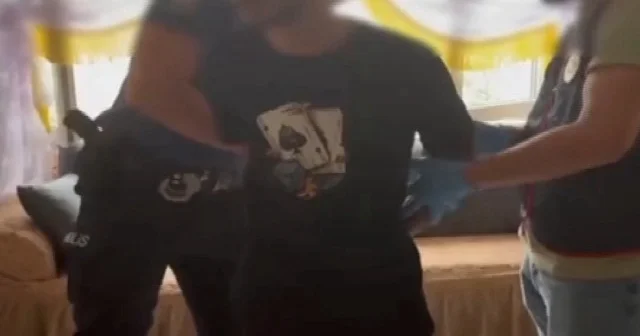 33 yıl kesinleşmiş cezası olan firari hükümlü saklandığı evin rafının arkasında bulundu VİDEO İZLE
