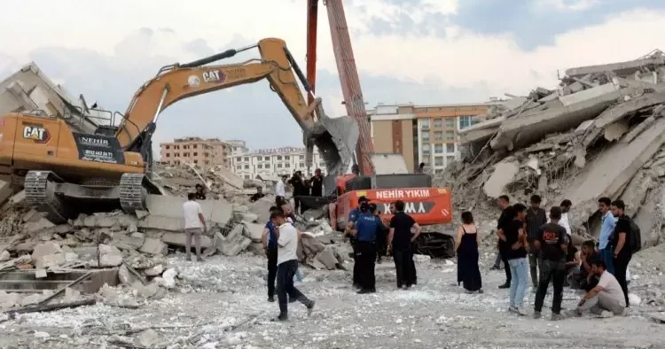 Bina yıkımında çökme: Operatör yaşamını yitirdi