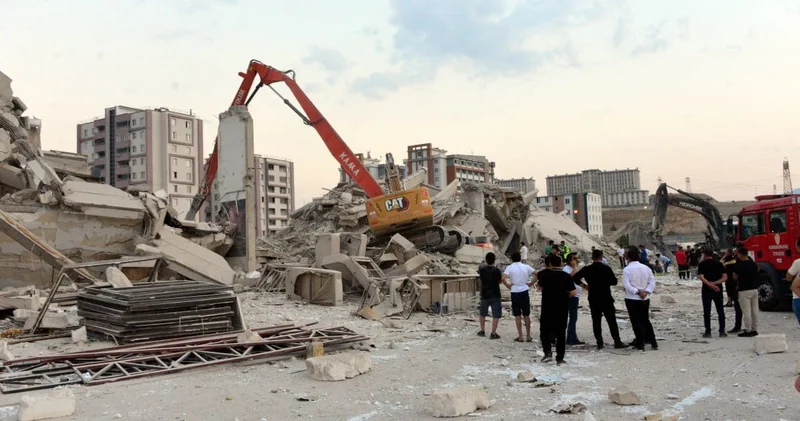 Ağır hasarlı bina yıkılırken çöktü; operatör öldü