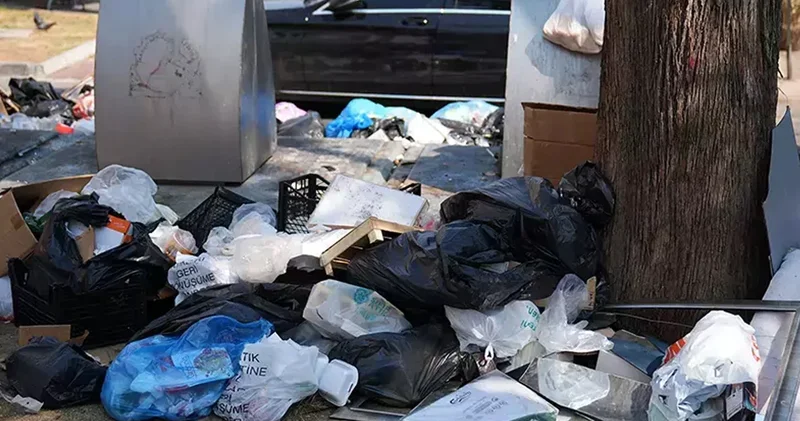 İzmir de vatandaşlar çöp yığınlarına isyan etti