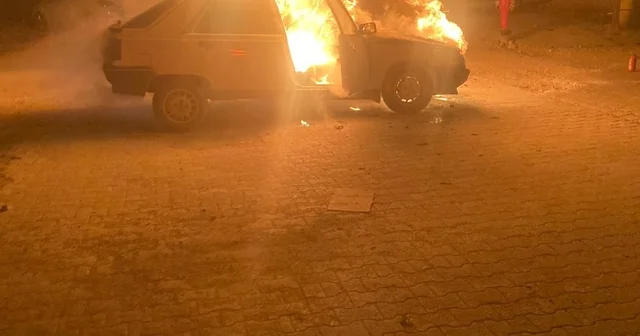 Seyir halindeyken alev alan otomobilin yanması kamerada Bursa Haberleri
