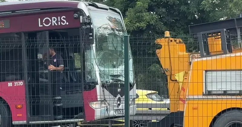 Esenyurt ta metrobüs kazası: Durakta bekleyen metrobüse çarptı