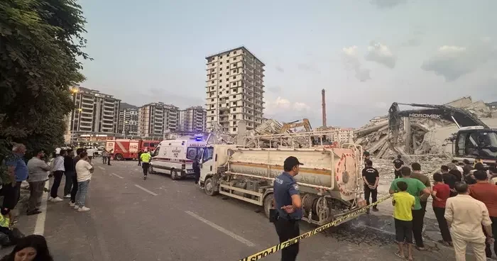 Ağır hasarlı bina, yıkılırken iş makinesinin üzerine devrildi! Operatör hayatını kaybetti