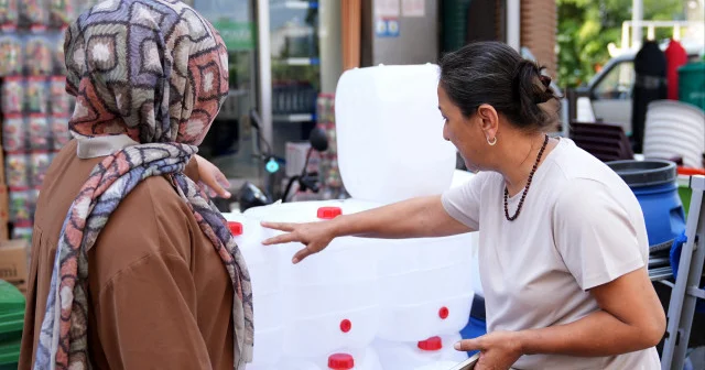 İzmirlilerin çilesi bitmiyor: Su kesintilerinin uygulandığı bölgede bidon satışları bir anda patladı VİDEO İZLE