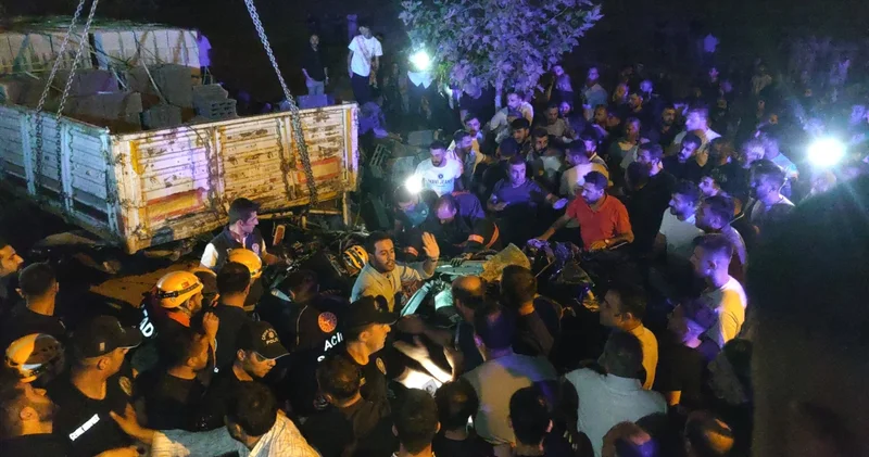 Van da otomobil park halindeki TIR a çarptı: İki ölü