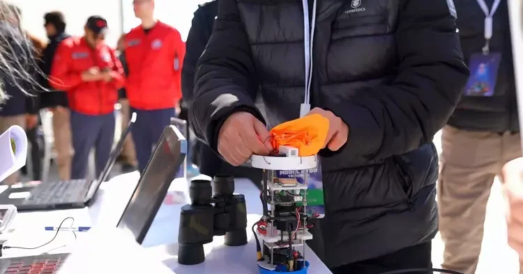 Model uydular uzaya yaklaşıyor