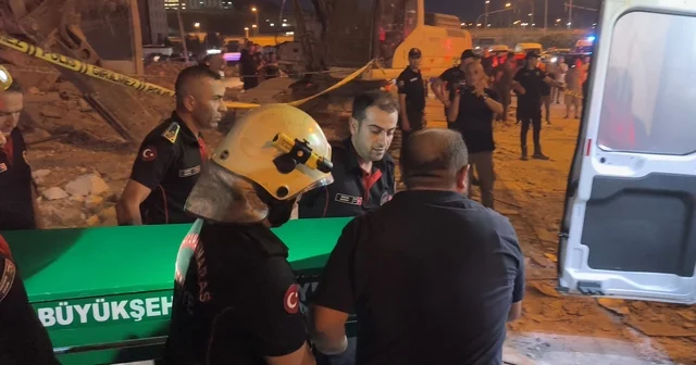 Kahramanmaraş ta ağır hasarlı bina yıkılırken çöktü, enkaz altında kalan operatör öldü Kahramanmaraş Haberleri