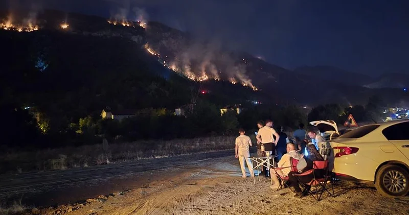 Karabük te pes dedirten görüntü! Orman yangınını kamp sandalyelerinde film izler gibi izlediler