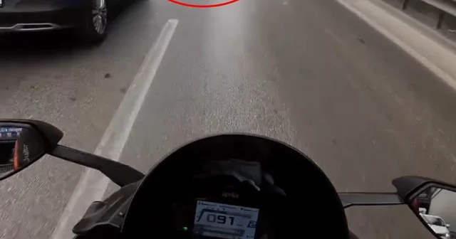 Aniden önüne kıran otomobile çarpan motosikletin sürücüsü yere düştü; kaza kask kamerasında Bursa Haberleri