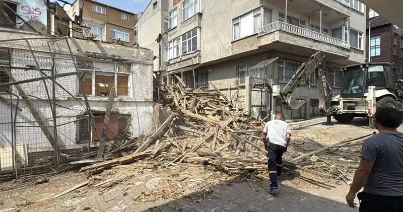 Çökme tehlikesi yaratan metruk bina yıkıldı