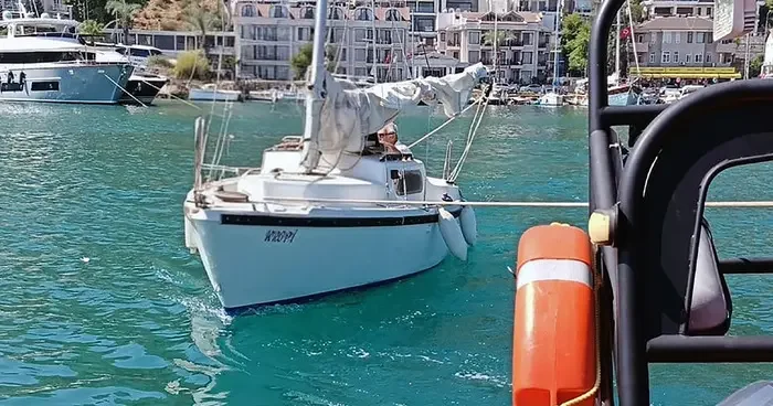 Motor arızası yapan ve sürüklenen yelkenli tekne kurtarıldı