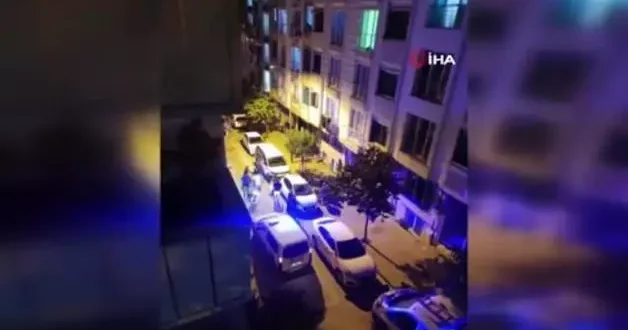 Esenyurt ta pes dedirten görüntü: Küçük çocuk, kavgayı ayıran polise yumruk attı