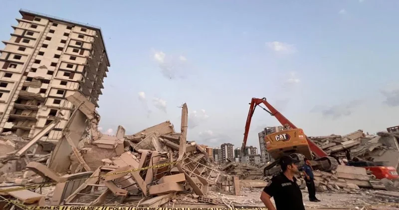 İş makinası operatörü bina yıkımı sırasında göçük altında kaldı