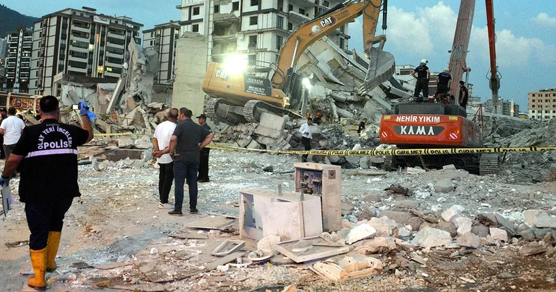 15 katlı binanın yıkımı faciaya dönüştü: 1 ölü Sözcü Gazetesi